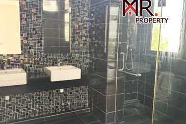 THE SOMERSET - COURTYARD