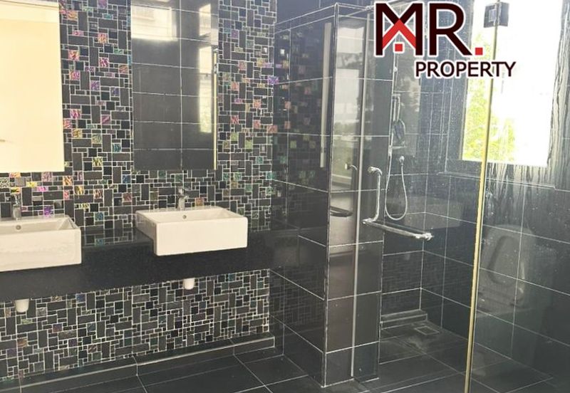 The Somerset -  Courtyard