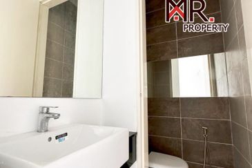 THE SOMERSET - COURTYARD