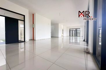 THE SOMERSET - COURTYARD