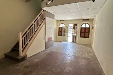 2 Storey House Located in Jalan Sri Bahari, Georgetown