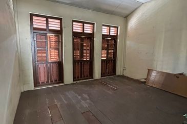 2 Storey House Located in Jalan Sri Bahari, Georgetown