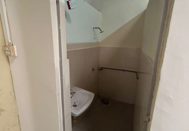 2 Storey House Located in Jalan Sri Bahari, Georgetown