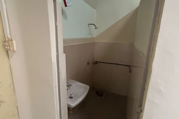 2 Storey House Located in Jalan Sri Bahari, Georgetown