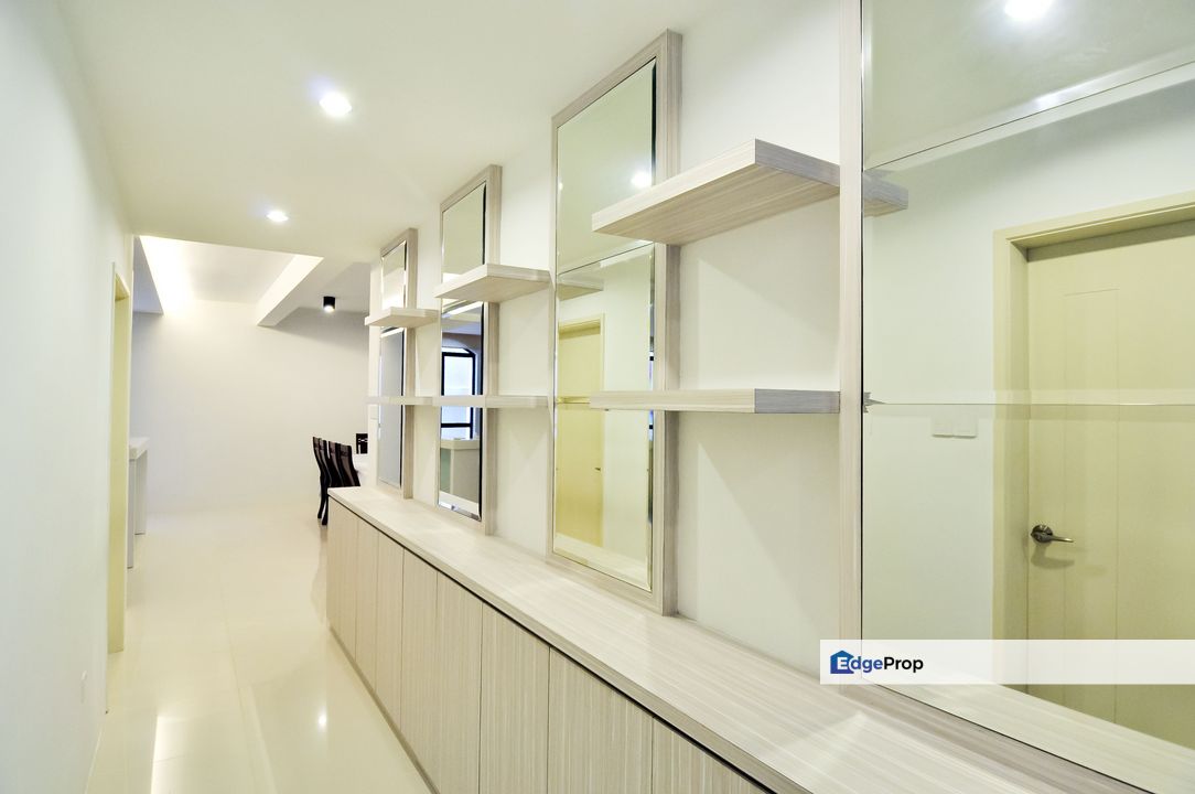 Moonlight Bay 4 Storey Villa Located in Batu Ferringhi, Penang, Batu Ferringhi