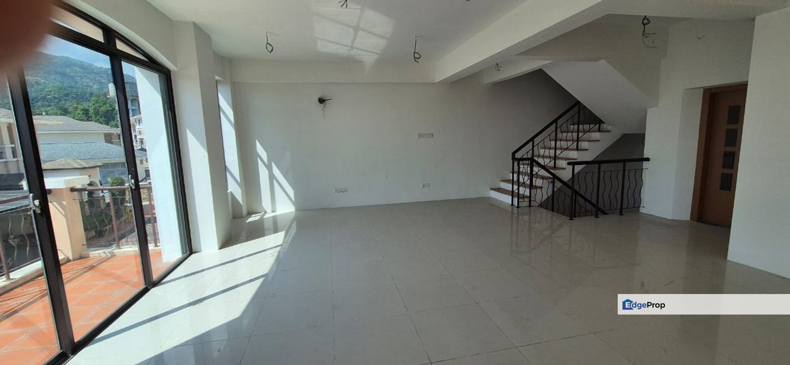 Moonlight Bay 4 Storey Villa Located in Batu Ferringhi, Penang, Batu Ferringhi