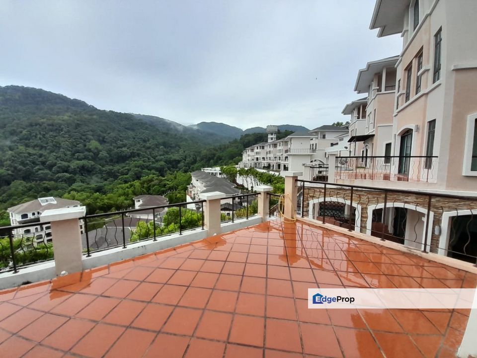 Moonlight Bay 4 Storey Villa Located in Batu Ferringh, Penang, Batu Ferringhi