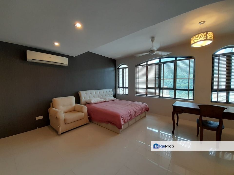 Moonlight Bay 4 Storey Villa Located in Batu Ferringh, Penang, Batu Ferringhi