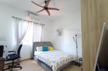 RENOVATED DOUBLE STOREY SEMI D (WHITE HOUSE) - AU2 KERAMAT