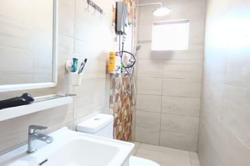 RENOVATED DOUBLE STOREY SEMI D (WHITE HOUSE) - AU2 KERAMAT