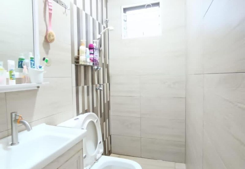 RENOVATED DOUBLE STOREY SEMI D (WHITE HOUSE) - AU2 KERAMAT