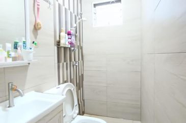 RENOVATED DOUBLE STOREY SEMI D (WHITE HOUSE) - AU2 KERAMAT