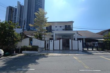 RENOVATED DOUBLE STOREY SEMI D (WHITE HOUSE) - AU2 KERAMAT
