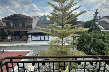 RENOVATED DOUBLE STOREY SEMI D (WHITE HOUSE) - AU2 KERAMAT