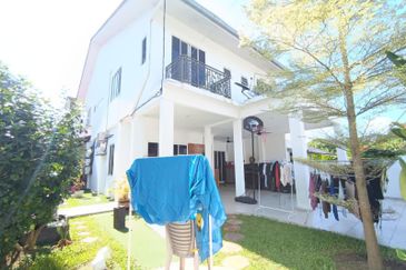 RENOVATED DOUBLE STOREY SEMI D (WHITE HOUSE) - AU2 KERAMAT