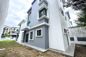 Newly Refurbish 3 Storey Zero Lot Bungalow at Quas Residence , Kajang