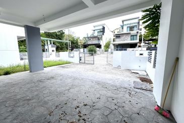 Newly Refurbish 3 Storey Zero Lot Bungalow at Quas Residence , Kajang