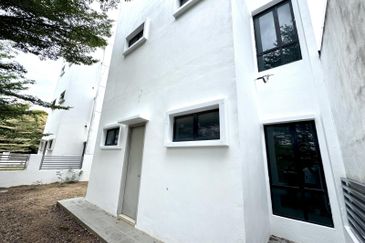 Newly Refurbish 3 Storey Zero Lot Bungalow at Quas Residence , Kajang