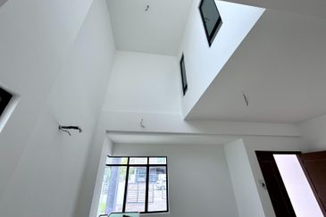 Newly Refurbish 3 Storey Zero Lot Bungalow at Quas Residence , Kajang