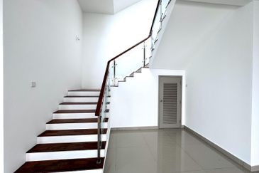 Newly Refurbish 3 Storey Zero Lot Bungalow at Quas Residence , Kajang