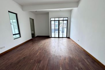 Newly Refurbish 3 Storey Zero Lot Bungalow at Quas Residence , Kajang