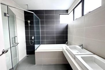 Newly Refurbish 3 Storey Zero Lot Bungalow at Quas Residence , Kajang