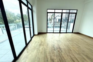 Newly Refurbish 3 Storey Zero Lot Bungalow at Quas Residence , Kajang