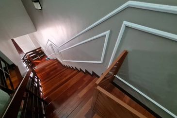 [FREEHOLD] RENOVATED 2.5 Storey Terrace 22' x 75' Taman Puncak Saujana, Kajang