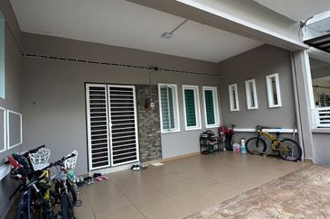 [FREEHOLD] RENOVATED 2.5 Storey Terrace 22' x 75' Taman Puncak Saujana, Kajang