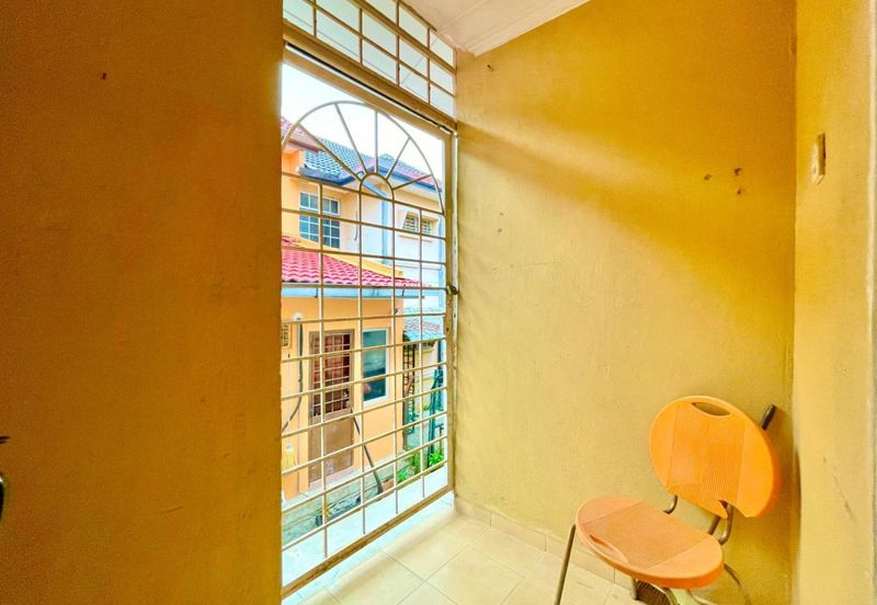 Jalan Suasana, Bandar Tun Hussein Onn