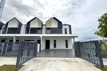 (CORNER LOT) DOUBLE STOREY TERRACE SERENIA ANIRA, SERENIA CITY KOTA WARISAN SEPANG