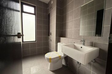 (CORNER LOT) DOUBLE STOREY TERRACE SERENIA ANIRA, SERENIA CITY KOTA WARISAN SEPANG