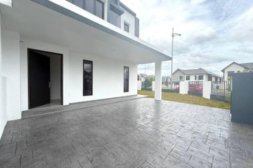 (CORNER LOT) DOUBLE STOREY TERRACE SERENIA ANIRA, SERENIA CITY KOTA WARISAN SEPANG