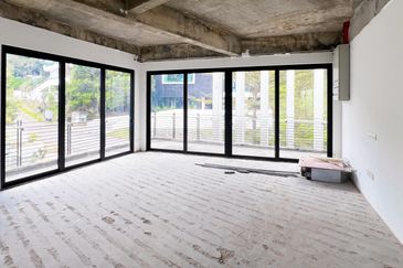 MODERN BUNGALOW COUNTRY HEIGHTS DAMANSARA WITH INFINITY POOL