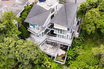 MODERN BUNGALOW COUNTRY HEIGHTS DAMANSARA WITH INFINITY POOL