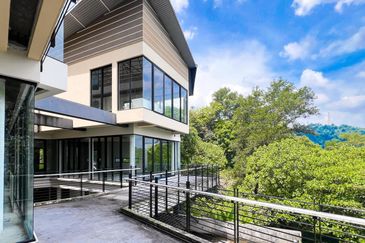 MODERN BUNGALOW COUNTRY HEIGHTS DAMANSARA WITH INFINITY POOL