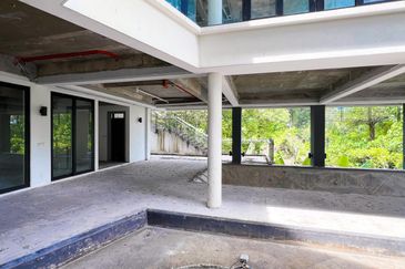 MODERN BUNGALOW COUNTRY HEIGHTS DAMANSARA WITH INFINITY POOL