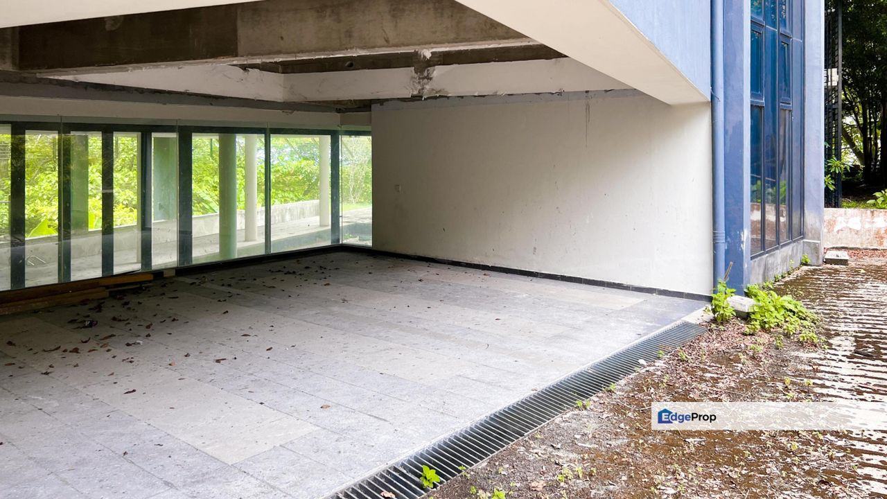 MODERN BUNGALOW COUNTRY HEIGHTS DAMANSARA WITH INFINITY POOL, Kuala Lumpur, Country Heights Damansara