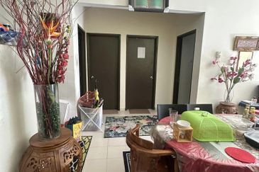 ANGGERIK COURT APARTMENT (PUTRA NILAI)