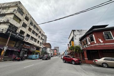 Freehold Property- Double Storey Corner Shop For Sale in Jalan Raja Ekram Ipoh(Crowded area)  