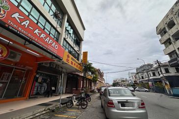 Freehold Property- Double Storey Corner Shop For Sale in Jalan Raja Ekram Ipoh(Crowded area)  