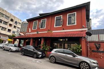 Freehold Property- Double Storey Corner Shop For Sale in Jalan Raja Ekram Ipoh(Crowded area)  