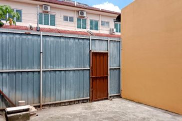 1.5 Storey Shop Lot For Sale in Silibin Ipoh