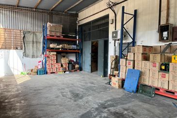 1.5 Storey Semi D Factory For Sale in Jelapang / Silibin Ipoh 