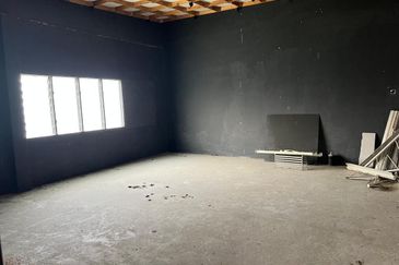 1.5 Storey Semi D Factory For Sale in Jelapang / Silibin Ipoh 