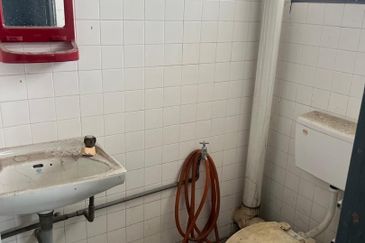 1.5 Storey Semi D Factory For Sale in Jelapang / Silibin Ipoh 