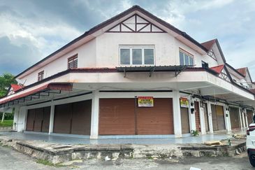 Double Storey Corner Shop For Sale in Taman Sri Ampang Ipoh 
