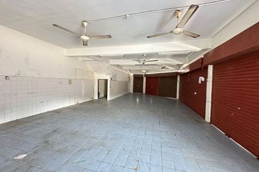 Double Storey Corner Shop For Sale in Taman Sri Ampang Ipoh 