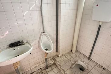 Double Storey Corner Shop For Sale in Taman Sri Ampang Ipoh 