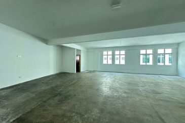 Ipoh Station 18 Shop/office lot For Rent- 1st Floor 2nd Floor available-Crowded Area 
